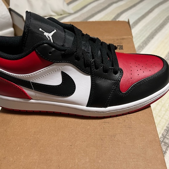 Size 10 - Jordan 1 Low Bred Toe 2021 - Picture 12 of 16